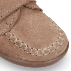 Mocasín niño en piel serraje con cierre adherente.