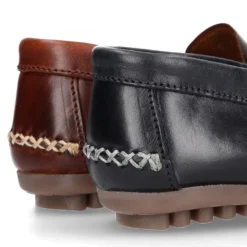 Mocasín niños antifaz en piel trabajada en colores clásicos.