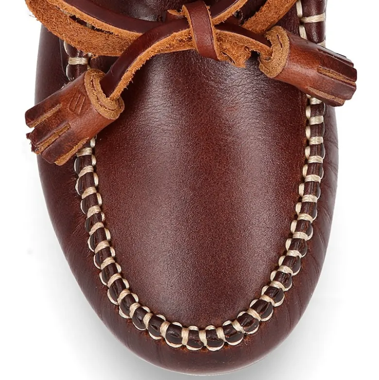 Mocasín niños lazos y BORLAS en piel trabajada en color cuero.