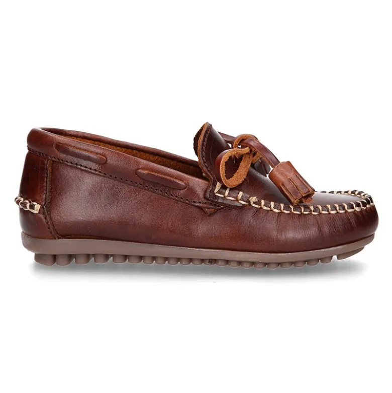 Mocasín niños lazos y BORLAS en piel trabajada en color cuero.