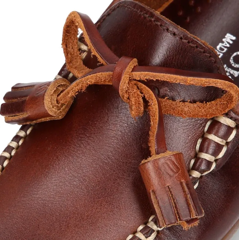 Mocasín niños lazos y BORLAS en piel trabajada en color cuero.