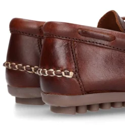 Mocasín niños lazos y BORLAS en piel trabajada en color cuero.