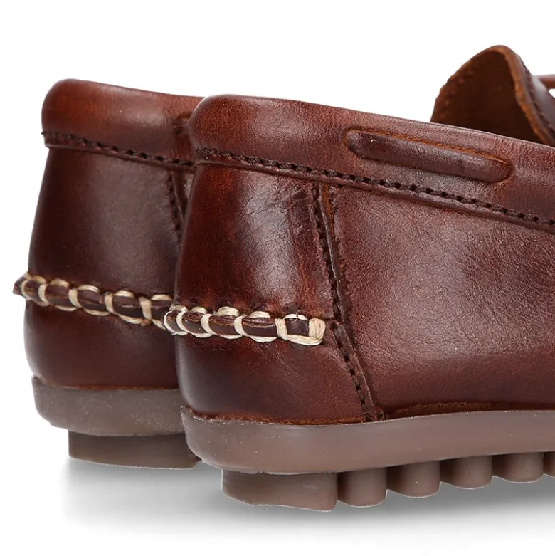 Mocasín niños lazos y BORLAS en piel trabajada en color cuero.