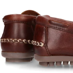 Mocasín niños lazos y BORLAS en piel trabajada en color cuero.
