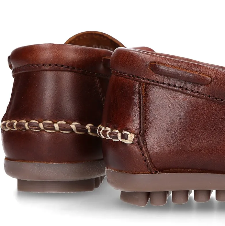 Mocasín niños lazos y BORLAS en piel trabajada en color cuero.