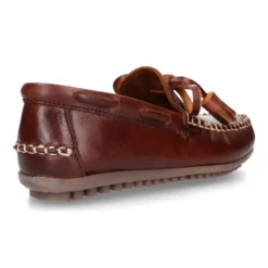 Mocasín niños lazos y BORLAS en piel trabajada en color cuero.