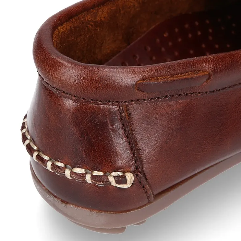 Mocasín niños lazos y BORLAS en piel trabajada en color cuero.