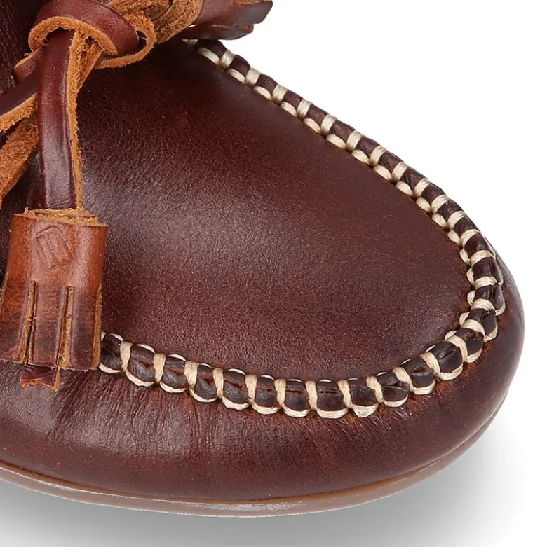 Mocasín niños lazos y BORLAS en piel trabajada en color cuero.