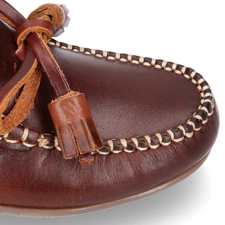 Mocasín niños lazos y BORLAS en piel trabajada en color cuero.