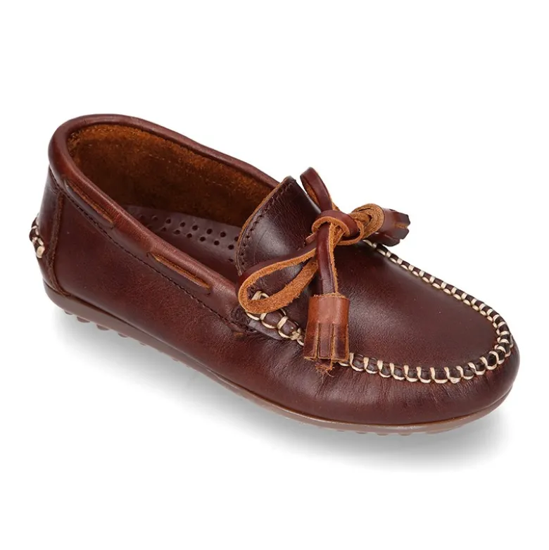 Mocasín niños lazos y BORLAS en piel trabajada en color cuero.