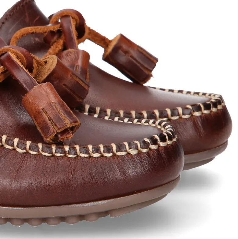 Mocasín niños lazos y BORLAS en piel trabajada en color cuero.