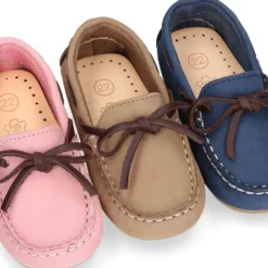 Mocasín niños pequeños con lazos a contraste en piel Nobuck.