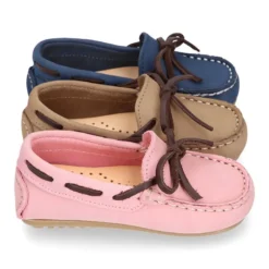 Mocasín niños pequeños con lazos a contraste en piel Nobuck.