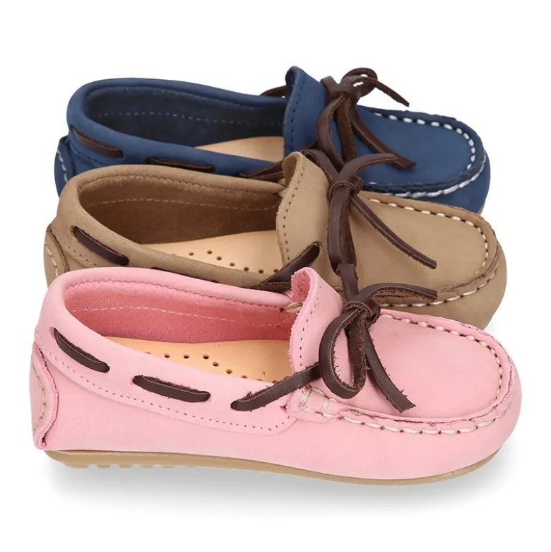 Mocasín niños pequeños con lazos a contraste en piel Nobuck.