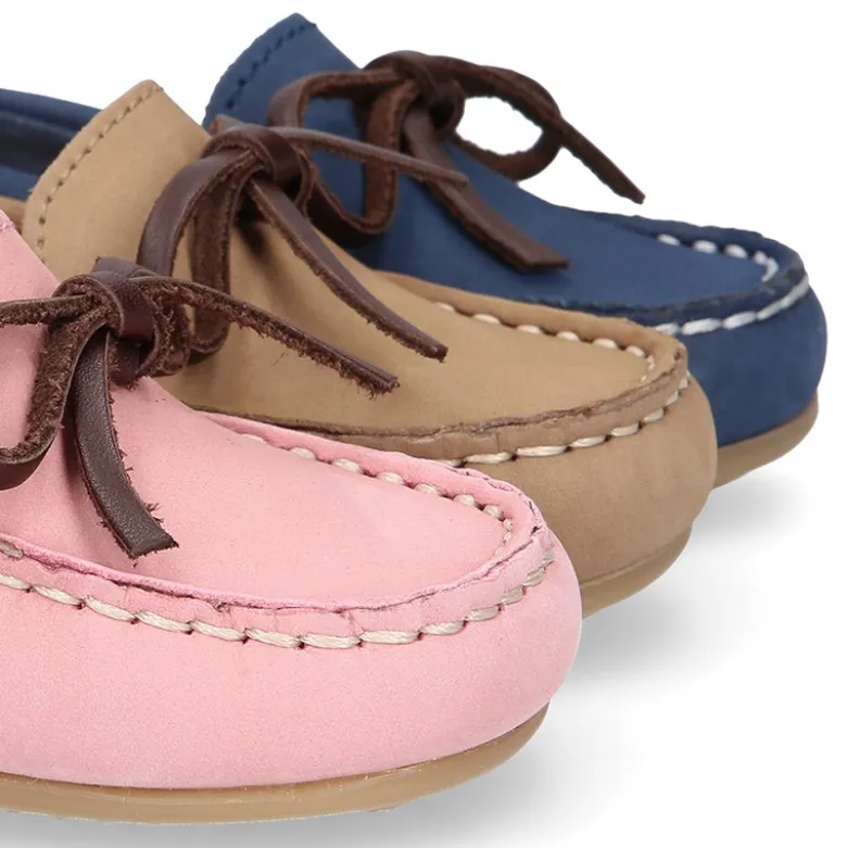 Mocasín niños pequeños con lazos a contraste en piel Nobuck.