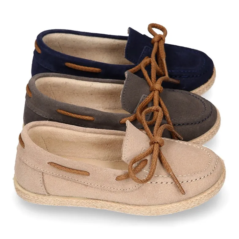 Mocasín niño tipo Alpargata con lazos en piel serraje.