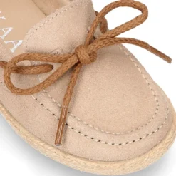 Mocasín niño tipo Alpargata con lazos en piel serraje.
