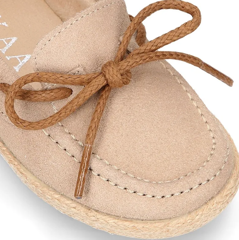 Mocasín niño tipo Alpargata con lazos en piel serraje.