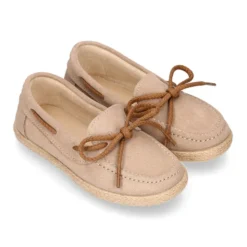 Mocasín niño tipo Alpargata con lazos en piel serraje.