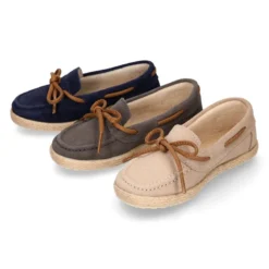 Mocasín niño tipo Alpargata con lazos en piel serraje.