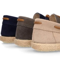 Mocasín niño tipo Alpargata con lazos en piel serraje.