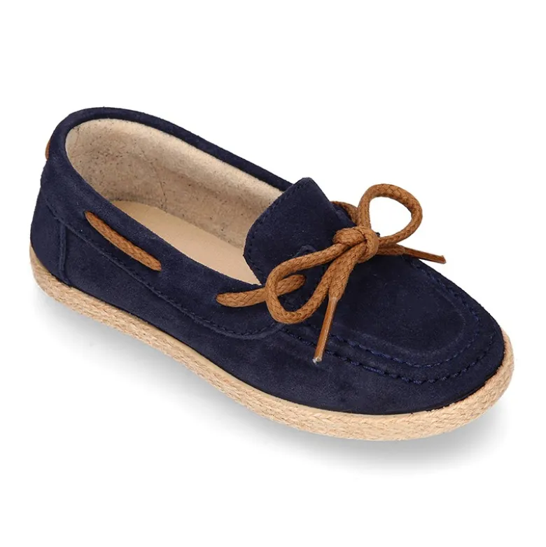 Mocasín niño tipo Alpargata con lazos en piel serraje.