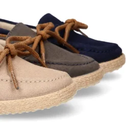 Mocasín niño tipo Alpargata con lazos en piel serraje.