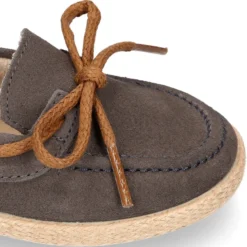 Mocasín niño tipo Alpargata con lazos en piel serraje.
