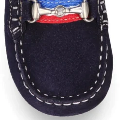 Mocasín peques con bandera y estribo en piel serraje.