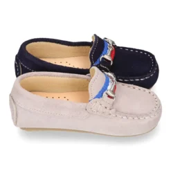 Mocasín peques con bandera y estribo en piel serraje.