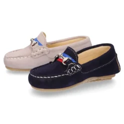 Mocasín peques con bandera y estribo en piel serraje.