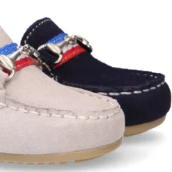 Mocasín peques con bandera y estribo en piel serraje.