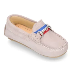 Mocasín peques con bandera y estribo en piel serraje.