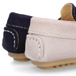 Mocasín peques con bandera y estribo en piel serraje.