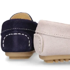 Mocasín peques con bandera y estribo en piel serraje.