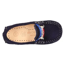 Mocasín peques con bandera y estribo en piel serraje.