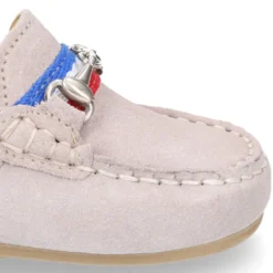 Mocasín peques con bandera y estribo en piel serraje.