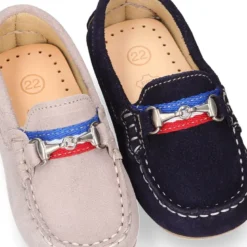 Mocasín peques con bandera y estribo en piel serraje.