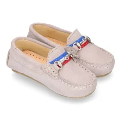 Mocasín peques con bandera y estribo en piel serraje.