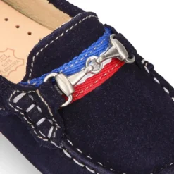 Mocasín peques con bandera y estribo en piel serraje.