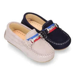 Mocasín peques con bandera y estribo en piel serraje.