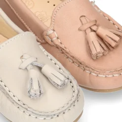 Mocasín peques con borlas en piel EXTRA SUAVE en colores pasteles.