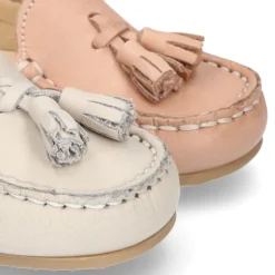 Mocasín peques con borlas en piel EXTRA SUAVE en colores pasteles.