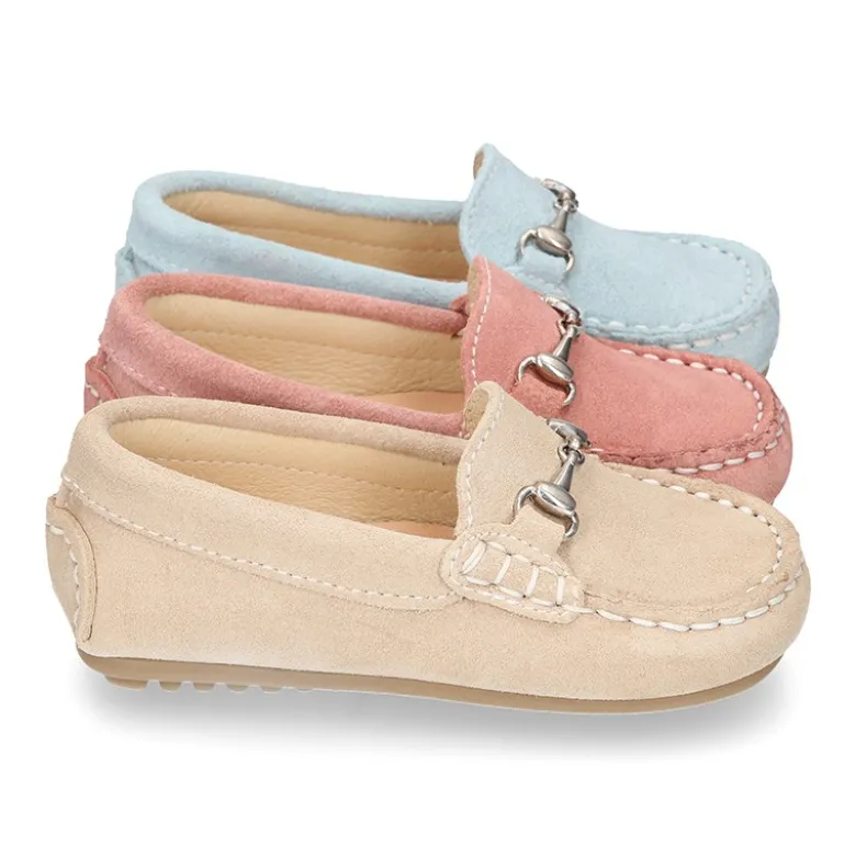 Mocasín peques con estribo en piel serraje.