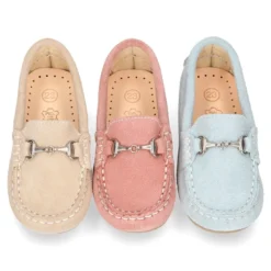 Mocasín peques con estribo en piel serraje.