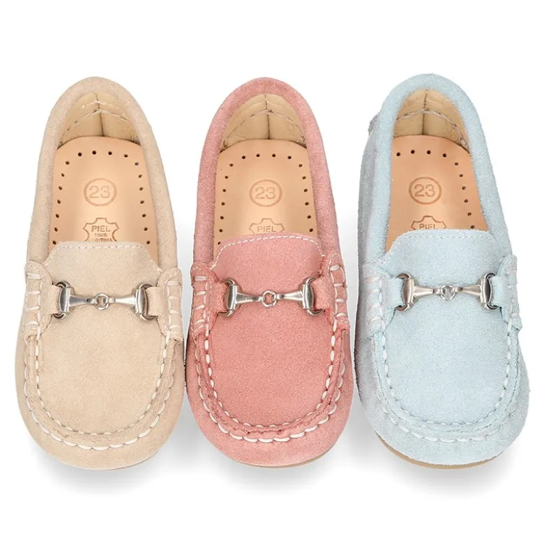 Mocasín peques con estribo en piel serraje.