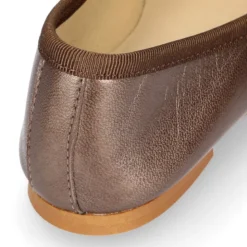 Nueva Bailarina clásica con lazo ajustable en piel metalizada mate.