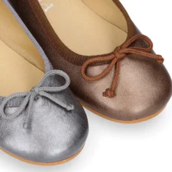 Nueva Bailarina clásica con lazo ajustable en piel metalizada mate.