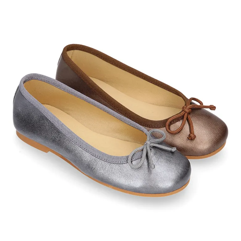 Nueva Bailarina clásica con lazo ajustable en piel metalizada mate.