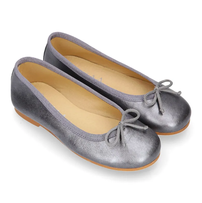 Nueva Bailarina clásica con lazo ajustable en piel metalizada mate.